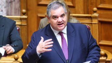 Η βόλτα Σπανάκη στον Φλοίσβο και η συζήτηση με “ανήσυχους” ψηφοφόρους της ΝΔ