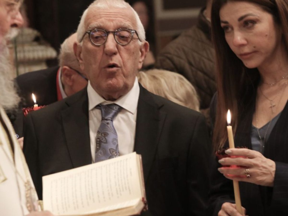 Κακλαμάνης στην υποδοχή του Αγίου Φωτός: Σήμερα η πατρίδα μας φωτίζεται απ’ άκρη σ’ άκρη