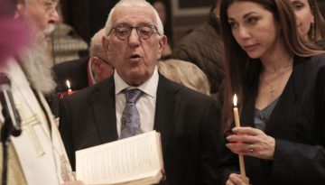 Κακλαμάνης στην υποδοχή του Αγίου Φωτός: Σήμερα η πατρίδα μας φωτίζεται απ’ άκρη σ’ άκρη