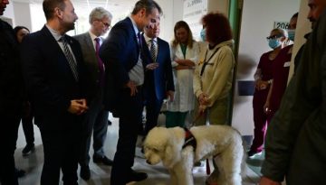 Κυριάκος Μητσοτάκης: “Γνωριμία” με σκύλο θεραπείας στο νοσοκομείο “Μεταξά” (Εικόνες)