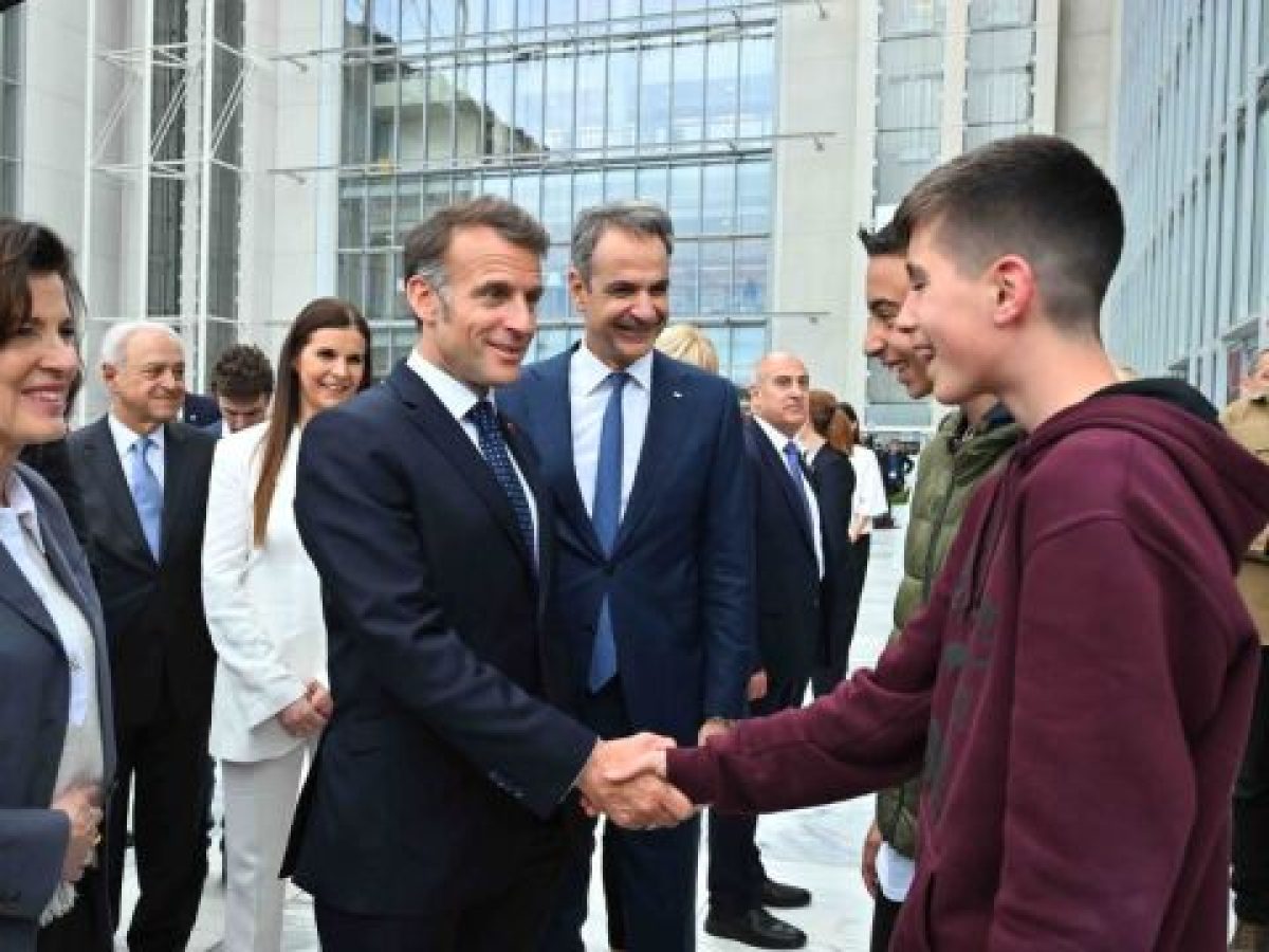 Με μαθητές συζήτησαν και φωτογραφήθηκαν Μητσοτάκης  Μακρόν στο Ίδρυμα “Σταύρος Νιάρχος” (Εικόνες  Βί