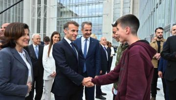 Με μαθητές συζήτησαν και φωτογραφήθηκαν Μητσοτάκης  Μακρόν στο Ίδρυμα “Σταύρος Νιάρχος” (Εικόνες  Βί
