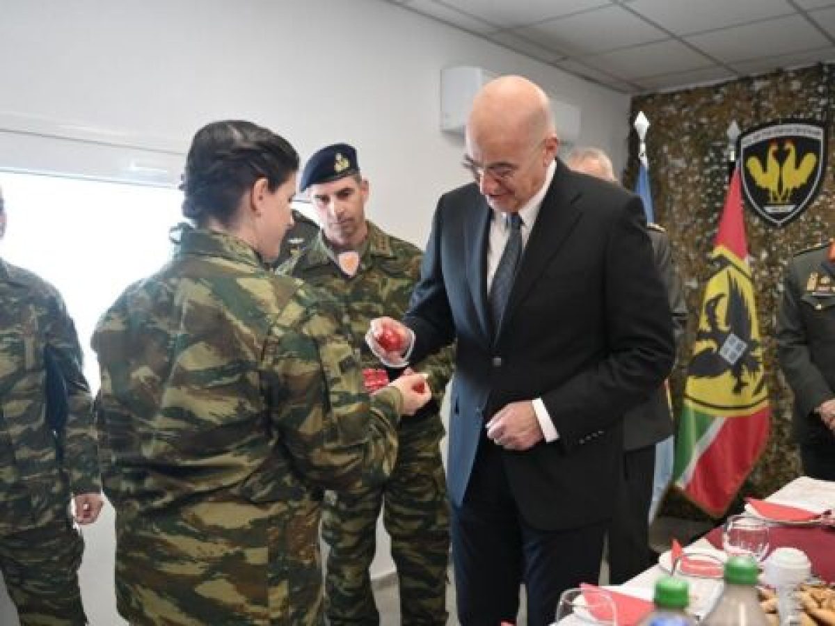 Νίκος Δένδιας: Επισκέφθηκε το επιτηρητικό φυλάκιο “126” στον Έβρο και τσούγκρισε πασχαλινά αυγά με τ