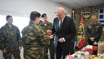 Νίκος Δένδιας: Επισκέφθηκε το επιτηρητικό φυλάκιο “126” στον Έβρο και τσούγκρισε πασχαλινά αυγά με τ