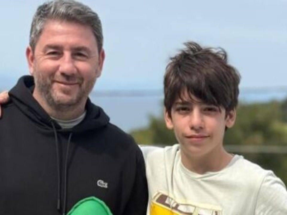 Ο Νίκος Ανδρουλάκης ευχήθηκε για το Πάσχα παρέα με τον γιο του και “αγγαλιά” με… ΠΑΣΟΚικό αυγό: &q