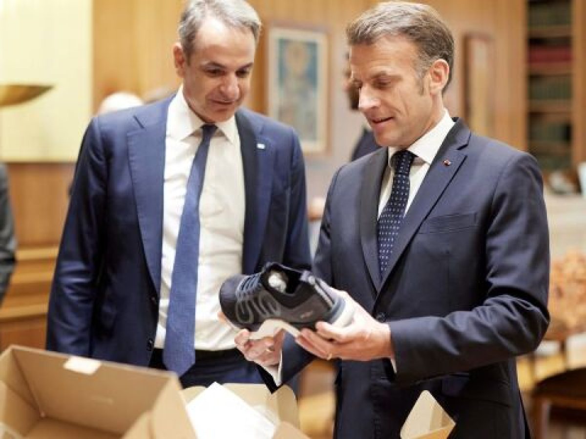 “Τι είναι αυτά;”: Η έκπληξη του Μακρόν για το δώρο Μητσοτάκη