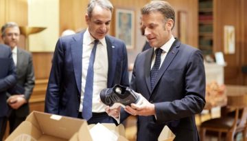 “Τι είναι αυτά;”: Η έκπληξη του Μακρόν για το δώρο Μητσοτάκη
