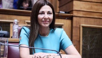 Ζαχαράκη: “Θέλουμε να φέρουμε το βιβλίο πιο κοντά στους μαθητές και μαθήτριες γιατί έτσι ενισχύεται η δημ