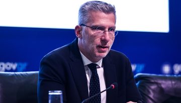 &laquo;&Delta;&omicron;&upsilon;&lambda;&epsilon;ύ&epsilon;&iota; &sigma;&alpha;&nu; &mu;&iota;&alpha; &omicron;&mu;ά&delta;&alpha;&raquo;: &Tau;&iota; &alpha;&pi;&alpha;&nu;&tau;ά &omicron; &Sigma;&kappa;έ&rho;&tau;&sigma;&omicron;&sigmaf; &gamma;&iota;&alpha; &tau;&omicron; &epsilon;&pi;&iota;&tau;&epsilon;&lambda;&iota;&kappa;ό &kappa;&rho;ά&tau;&omicron;&sigmaf; &mu;&epsilon;&tau;ά &tau;&iota;&sigmaf; &epsilon;&upsilon;&theta;&epsilon;ί&epsilon;&sigmaf; &beta;&omicron;&lambda;έ&sigmaf; &tau;&omega;&nu; &laquo;5&raquo;