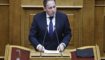 Αιχμές Πέτσα για Λαζαρίδη: Περιμένω από το υπ. Παιδείας, να μας πει πώς προσελήφθη- Καθαρές τοποθετήσεις