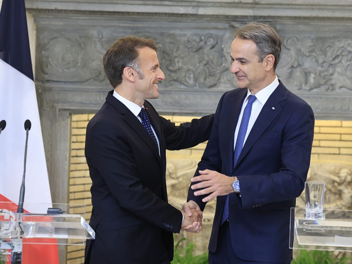 «Εγώ κι εσύ μαζί»: Το τραγούδι που συνοδεύει την ανάρτηση Μακρόν στη φωτογραφία με τον Κυριάκο Μητσοτάκη