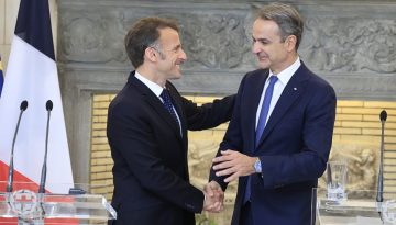&laquo;&Epsilon;&gamma;ώ &kappa;&iota; &epsilon;&sigma;ύ &mu;&alpha;&zeta;ί&raquo;: &Tau;&omicron; &tau;&rho;&alpha;&gamma;&omicron;ύ&delta;&iota; &pi;&omicron;&upsilon; &sigma;&upsilon;&nu;&omicron;&delta;&epsilon;ύ&epsilon;&iota; &tau;&eta;&nu; &alpha;&nu;ά&rho;&tau;&eta;&sigma;&eta; &Mu;&alpha;&kappa;&rho;ό&nu; &sigma;&tau;&eta; &phi;&omega;&tau;&omicron;&gamma;&rho;&alpha;&phi;ί&alpha; &mu;&epsilon; &tau;&omicron;&nu; &Kappa;&upsilon;&rho;&iota;ά&kappa;&omicron; &Mu;&eta;&tau;&sigma;&omicron;&tau;ά&kappa;&eta;