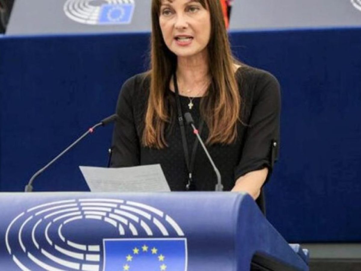 Έλενα Κουντουρά στην Ολομέλεια: «Το σεξ χωρίς συναίνεση είναι βιασμός»