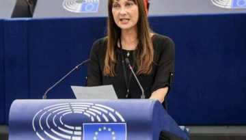 Έλενα Κουντουρά στην Ολομέλεια: «Το σεξ χωρίς συναίνεση είναι βιασμός»