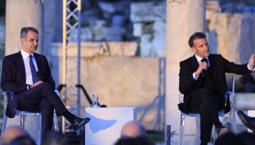 &Epsilon;&lambda;&lambda;&eta;&nu;&omicron;&gamma;&alpha;&lambda;&lambda;&iota;&kappa;ό &laquo;&tau;&epsilon;ί&chi;&omicron;&sigmaf;&raquo; &sigma;&tau;&eta;&nu; &Alpha;&theta;ή&nu;&alpha;: &Sigma;&tau;&eta; &phi;&rho;&epsilon;&gamma;ά&tau;&alpha; &laquo;&Kappa;ί&mu;&omega;&nu;&raquo; &Mu;&eta;&tau;&sigma;&omicron;&tau;ά&kappa;&eta;&sigmaf; &kappa;&alpha;&iota; &Mu;&alpha;&kappa;&rho;ό&nu; &ndash; Ό&lambda;&omicron; &tau;&omicron; &pi;&rho;ό&gamma;&rho;&alpha;&mu;&mu;&alpha;