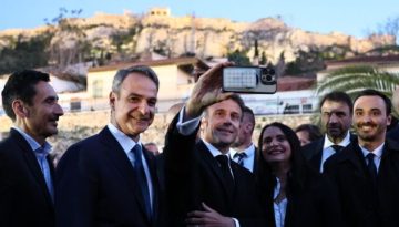 Εμανουέλ Μακρόν: Oι selfies με φόντο τον Παρθενώνα μετά τη συνάντηση με Μητσοτάκη (Εικόνες)