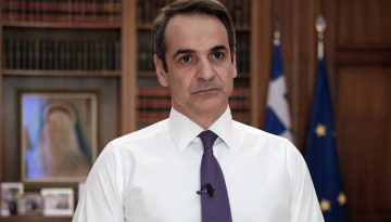 Επικοινωνιακές «πιρουέτες» με το ασυμβίβαστο και τη μείωση βουλευτών