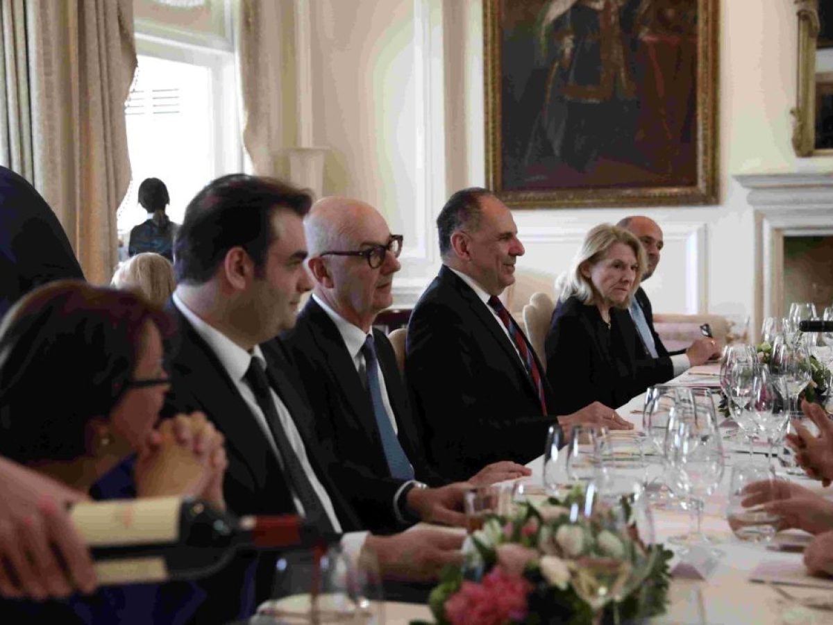 Επίσημο γεύμα προς τιμήν της γαλλικής αντιπροσωπείας παρέθεσε ο ΥΠΕΞ Γ. Γεραπετρίτης