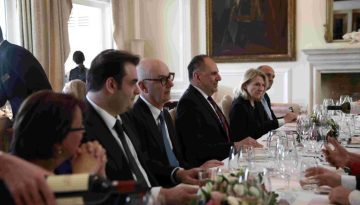 Επίσημο γεύμα προς τιμήν της γαλλικής αντιπροσωπείας παρέθεσε ο ΥΠΕΞ Γ. Γεραπετρίτης