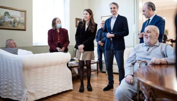 Επίσκεψη Μητσοτάκη στο Γηροκομείο Αθηνών: «Θα φτιάξουμε την καλύτερη δομή φροντίδας ηλικιωμένων»