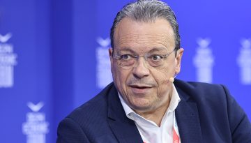 &Phi;ά&mu;&epsilon;&lambda;&lambda;&omicron;&sigmaf;: &laquo;&Alpha;&upsilon;&tau;ό &pi;&omicron;&upsilon; &epsilon;&nu;&delta;&iota;&alpha;&phi;έ&rho;&epsilon;&iota; &tau;&omicron;&nu; &kappa;. &Mu;&eta;&tau;&sigma;&omicron;&tau;ά&kappa;&eta; &epsilon;ί&nu;&alpha;&iota; &nu;&alpha; &sigma;&upsilon;&nu;&tau;&eta;&rho;ή&sigma;&epsilon;&iota; &alpha;&upsilon;&tau;ό &tau;&omicron; &pi;&lambda;&iota;ά&tau;&sigma;&iota;&kappa;&omicron;, &tau;&alpha; &upsilon;&pi;&epsilon;&rho;&kappa;έ&rho;&delta;&eta; &tau;&omega;&nu; &kappa;&alpha;&rho;&tau;έ&lambda;&raquo;