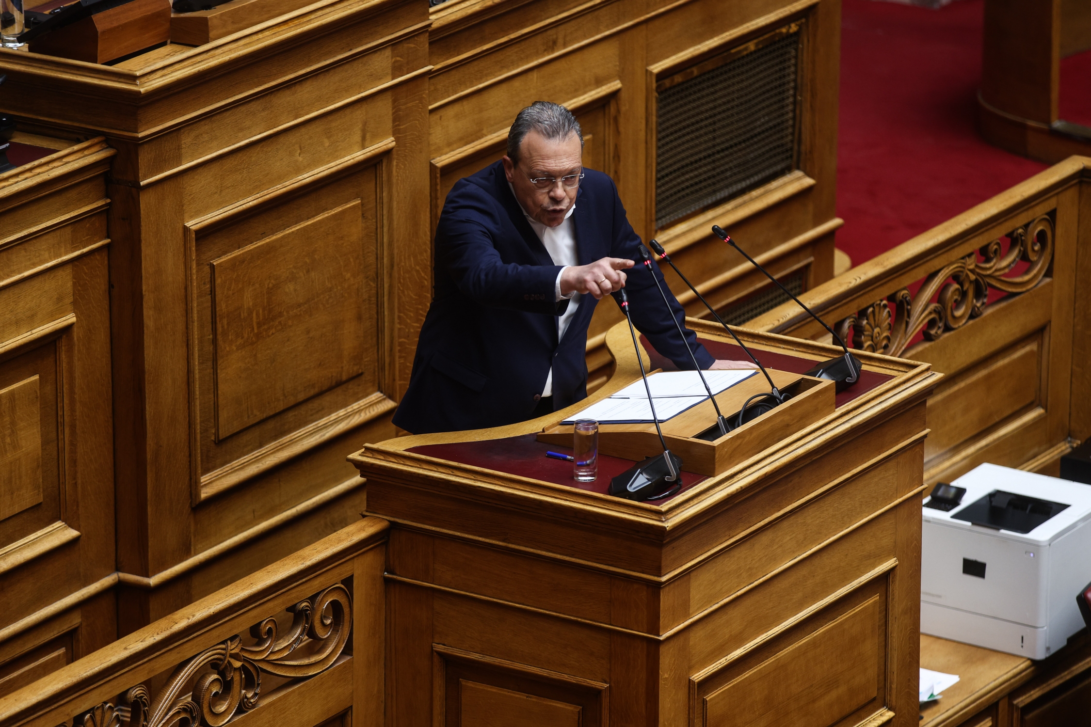 famellos-Αdinamos-ki-ekviazomenos-o