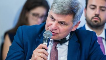 Φαραντούρης: Αντί για αξιοκρατία, πελατειακές σχέσεις. Αντί για αριστεία, μετριότητα και διαφθορά