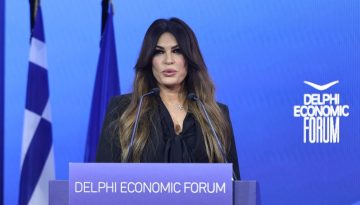 &Phi;ό&rho;&omicron;&upsilon;&mu; &Delta;&epsilon;&lambda;&phi;ώ&nu;: &laquo;&Omicron; &pi;&rho;ό&epsilon;&delta;&rho;&omicron;&sigmaf; &Tau;&rho;&alpha;&mu;&pi; &theta;&epsilon;&omega;&rho;&epsilon;ί &tau;&eta;&nu; &Epsilon;&lambda;&lambda;ά&delta;&alpha; &beta;&alpha;&sigma;&iota;&kappa;ό &sigma;&tau;&rho;&alpha;&tau;&eta;&gamma;&iota;&kappa;ό &epsilon;&tau;&alpha;ί&rho;&omicron;&raquo; &tau;ό&nu;&iota;&sigma;&epsilon; &eta; &Kappa;ί&mu;&pi;&epsilon;&rho;&lambda;&iota; &Gamma;&kappa;&iota;&lambda;&phi;ό&iota;&lambda;