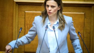 «Γαλάζιο σκάνδαλο» στον ΟΠΕΚΕΠΕ: Σφοδρή επίθεση Αχτσιόγλου με αιχμές κατά Μητσοτάκη