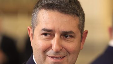 Γιώργος Μυλωνάκης: Παραμένει διασωληνωμένος για 5η ημέρα – Κρίσιμη αλλά σταθερή η κατάσταση της υγείας του