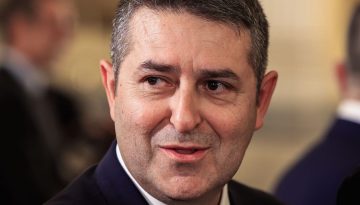 &Gamma;&iota;ώ&rho;&gamma;&omicron;&sigmaf; &Mu;&upsilon;&lambda;&omega;&nu;ά&kappa;&eta;&sigmaf;: &Pi;&alpha;&rho;&alpha;&mu;έ&nu;&epsilon;&iota; &sigma;&tau;&alpha;&theta;&epsilon;&rho;ά &kappa;&rho;ί&sigma;&iota;&mu;&eta; &eta; &kappa;&alpha;&tau;ά&sigma;&tau;&alpha;&sigma;ή &tau;&omicron;&upsilon;