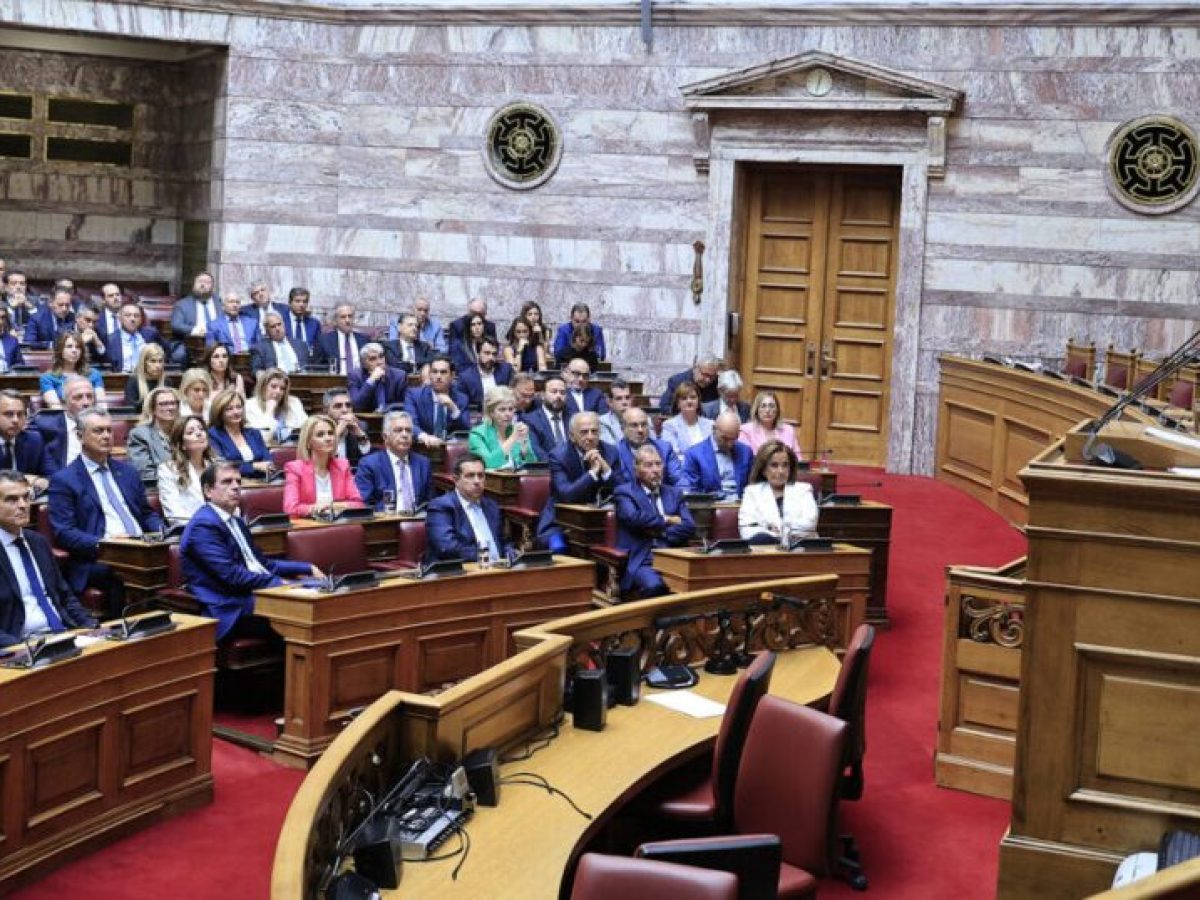 Γκρίνιες και ψίθυροι στην ΚΟ της ΝΔ για τις «ομαδικές» αποπομπές και άρσεις ασυλίας