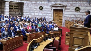 Γκρίνιες και ψίθυροι στην ΚΟ της ΝΔ για τις «ομαδικές» αποπομπές και άρσεις ασυλίας