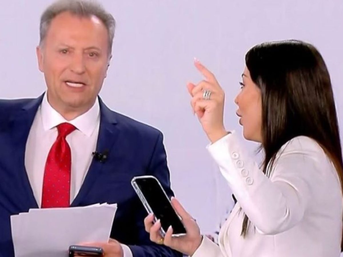 &Eta; &Alpha;&phi;&rho;&omicron;&delta;ί&tau;&eta; &Lambda;&alpha;&tau;&iota;&nu;&omicron;&pi;&omicron;ύ&lambda;&omicron;&upsilon; &chi;&alpha;&rho;&alpha;&kappa;&tau;ή&rho;&iota;&sigma;&epsilon; &tau;&eta;&nu; &Zeta;&omega;ή &Kappa;&omega;&nu;&sigma;&tau;&alpha;&nu;&tau;&omicron;&pi;&omicron;ύ&lambda;&omicron;&upsilon; &laquo;&Epsilon;&lambda;έ&nu;&eta; &Lambda;&omicron;&upsilon;&kappa;ά &tau;&eta;&sigmaf; &pi;&omicron;&lambda;&iota;&tau;&iota;&kappa;ή&sigmaf;&raquo; &kappa;&alpha;&iota; &tau;&eta;&nu; &mu;&iota;&mu;ή&theta;&eta;&kappa;&epsilon; on air