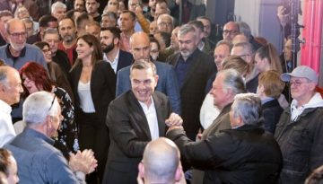 Η ατάκα Τσίπρα που δεν περνά απαρατήρητη και η αγκαλιά από τον Σαρακιώτη