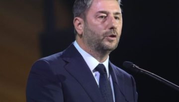 Οι «Δημοκρατίες δεν καταρρέουν με τανκς» – Ο Ανδρουλάκης ρίχνει το γάντι στη κυβέρνηση