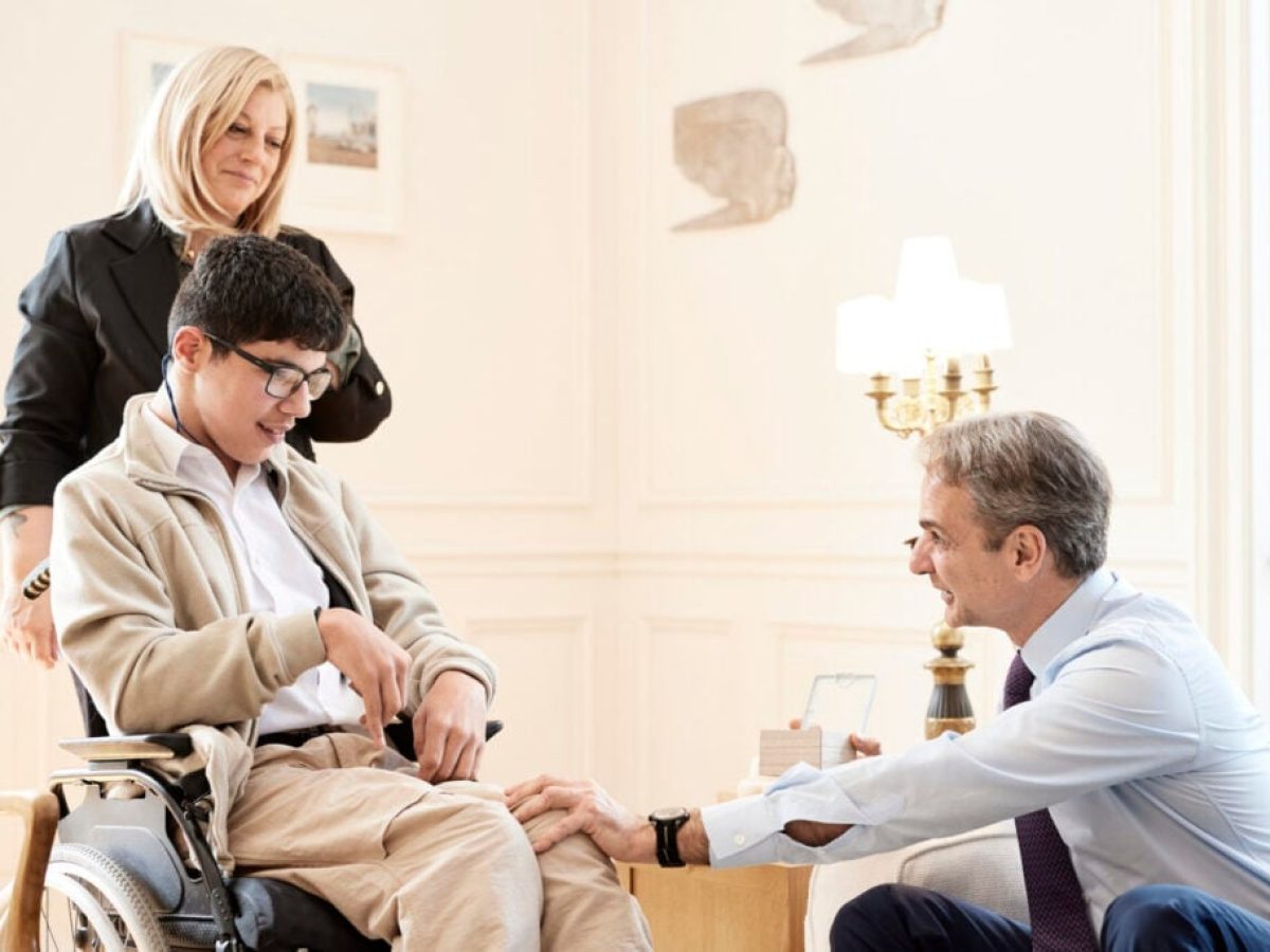Η επιστολή ενός μαθητή με αναπηρία στον Πρωθυπουργό και η συνάντησή τους στο Μαξίμου