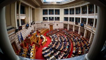 Η κυβέρνηση σε περιδίνηση, η αντιπολίτευση σε αμηχανία