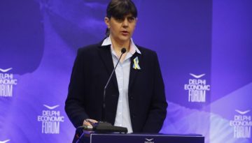 &Eta; &Kappa;&omicron;&beta;έ&sigma;&iota; έ&gamma;&iota;&nu;&epsilon; &laquo;&Pi;&upsilon;&theta;ί&alpha;&raquo; &sigma;&tau;&omicron;&upsilon;&sigmaf; &Delta;&epsilon;&lambda;&phi;&omicron;ύ&sigmaf; &kappa;&alpha;&iota; &eta; &kappa;&upsilon;&beta;έ&rho;&nu;&eta;&sigma;&eta; έ&pi;&alpha;&theta;&epsilon;&hellip; &delta;&iota;&gamma;&lambda;&omega;&sigma;&sigma;ί&alpha;