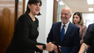 &Eta; &Lambda;ά&omicron;&upsilon;&rho;&alpha; &Kappa;&omicron;&beta;έ&sigma;&iota; &sigma;&tau;&omicron;&upsilon;&sigmaf; &laquo;&Delta;&epsilon;&lambda;&phi;&omicron;ύ&sigmaf;&raquo; &kappa;&alpha;&iota; &tau;&omicron;&nu; &Gamma;. &Phi;&lambda;&omega;&rho;ί&delta;&eta;