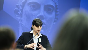 &Eta; &Lambda;ά&omicron;&upsilon;&rho;&alpha; &Kappa;&omicron;&beta;έ&sigma;&iota;, &tau;&omicron; &rho;&omicron;&upsilon;&sigma;&phi;έ&tau;&iota; &kappa;&alpha;&iota; &omicron; &alpha;&upsilon;&tau;&omicron;&epsilon;&gamma;&kappa;&lambda;&omega;&beta;&iota;&sigma;&mu;ό&sigmaf; &tau;&omicron;&upsilon; &epsilon;&pi;&iota;&tau;&epsilon;&lambda;&iota;&kappa;&omicron;ύ &kappa;&rho;ά&tau;&omicron;&upsilon;&sigmaf; &Mu;&eta;&tau;&sigma;&omicron;&tau;ά&kappa;&eta;