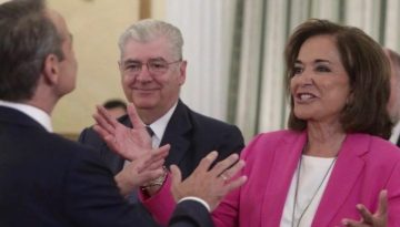 Η «παραίτηση» Λαζαρίδη και το βασίλειο της γαλάζιας φαιδρότητας
