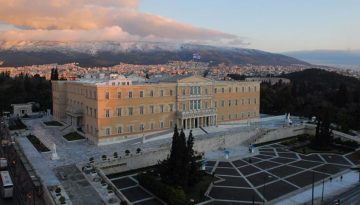Οι συνέπειες στην οικονομία αν υπάρξει πολιτική αλλαγή – Πώς μπορεί να τιναχτεί στον αέρα το στοίχημα της χώρας