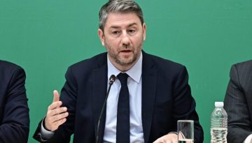&Omicron;&iota; &tau;&rho;&alpha;&pi;&epsilon;&zeta;ί&tau;&epsilon;&sigmaf; &sigma;&upsilon;&nu;&alpha;&nu;&tau;&omicron;ύ&nu; &tau;&omicron;&nu; &Nu;. &Alpha;&nu;&delta;&rho;&omicron;&upsilon;&lambda;ά&kappa;&eta; &gamma;&iota;&alpha; &laquo;&epsilon;&xi;&eta;&gamma;ή&sigma;&epsilon;&iota;&sigmaf;&raquo;