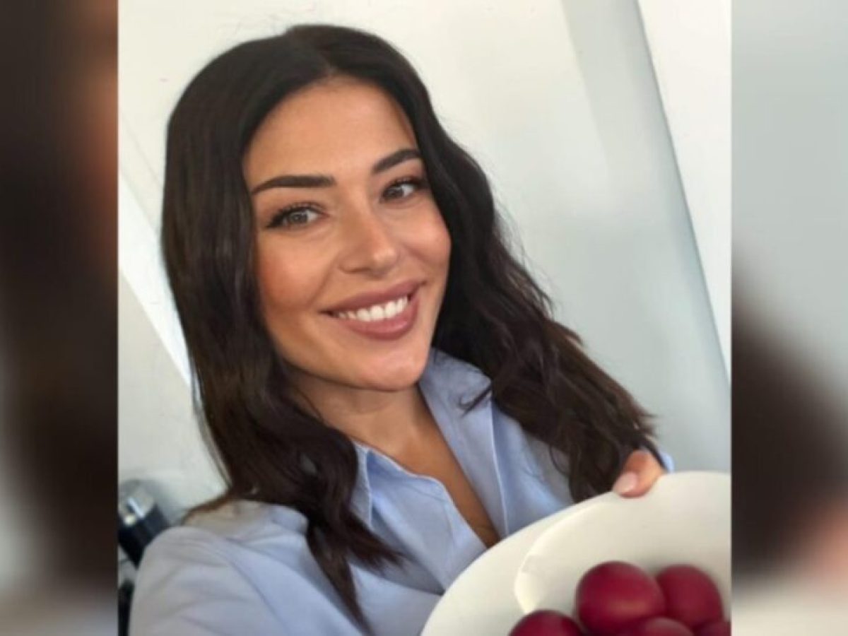 Η Αφροδίτη Λατινοπούλου έβαψε κόκκινα αυγά για το Πάσχα και εύχεται καλή Ανάσταση