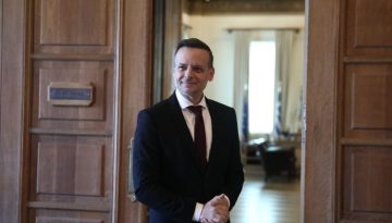 «Η Αθήνα δεν είναι Airbnb»: Πολιτική σύγκρουση για τον υπερτουρισμό στην πρωτεύουσα