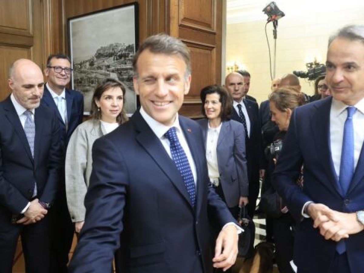 Ιδιαίτερα ευδιάθετος ο Μακρόν στο Μαξίμου: Έκλεισε το… μάτι στους φωτογράφους (Εικόνα)