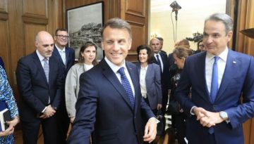 Ιδιαίτερα ευδιάθετος ο Μακρόν στο Μαξίμου: Έκλεισε το… μάτι στους φωτογράφους (Εικόνα)