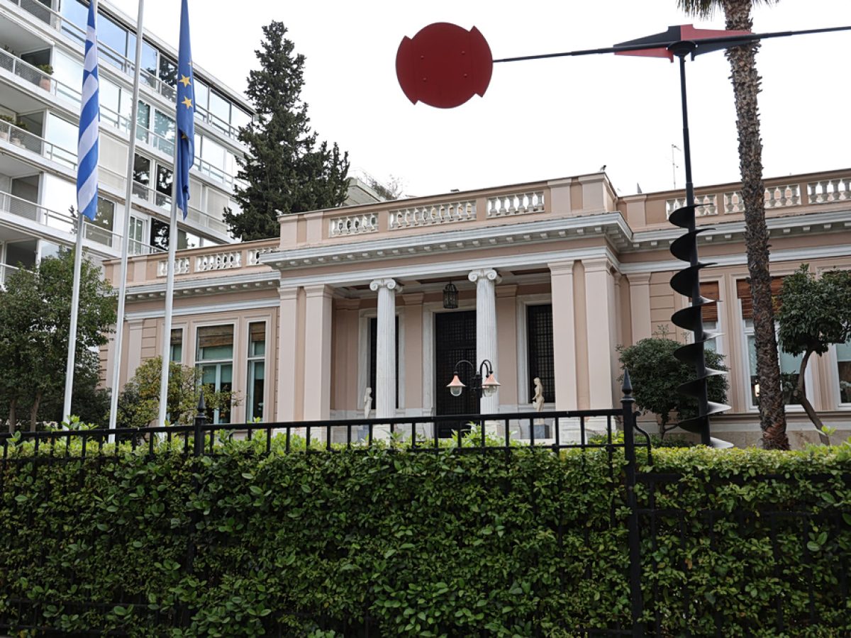 Ειδικές αποστολές στην περιφέρεια – Η βουτιά στις δηµοσκοπήσεις φέρνει περιοδείες του Πρωθυπουργού και όχι µόνο