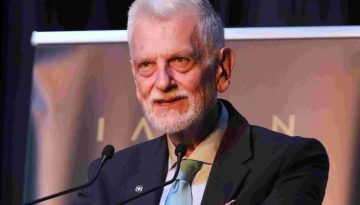 ΥΦΥΠΕΞ: «Πράξη βαθιάς πνευματικής σημασίας για τον ελληνικό λαό η μεταφορά του Αγίου Φωτός»